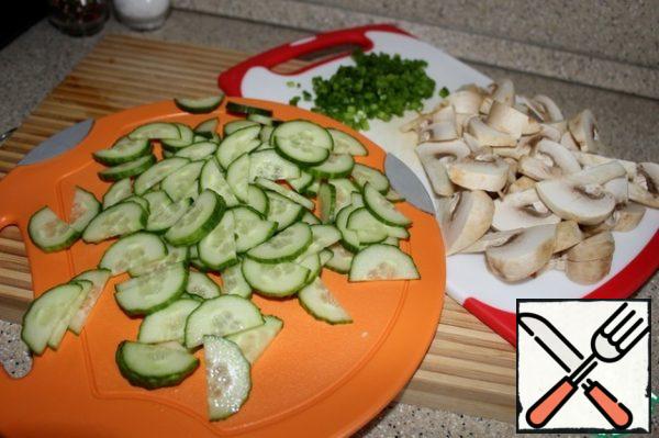 Cucumber cut along, then into thin slices, mushrooms-large slices, onions-finely.