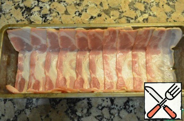 Preheat the oven to 180 C. Pave the form for terrine 12 slices of bacon with overlap to the edges hanging down.