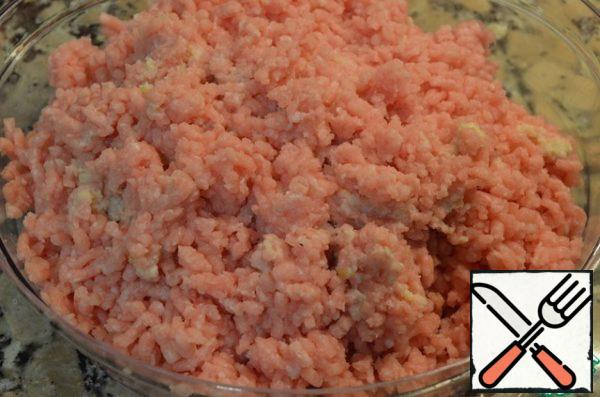 Grind pork into minced meat using a medium-sized disc with holes.