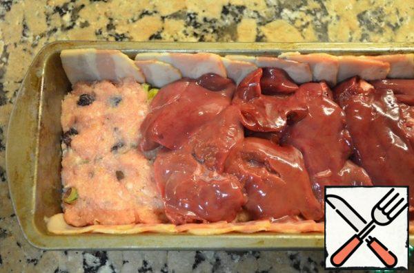 Put half of the meat mixture on top of bacon and spread it.
Put the liver on top and cover with the second half of the meat mixture.