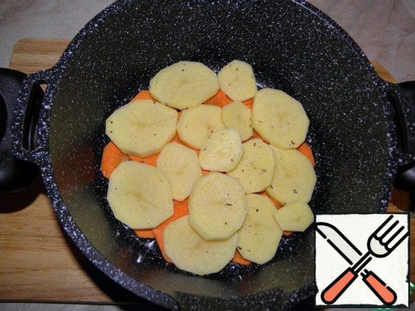 Next on the carrots put the sliced potatoes (spices).