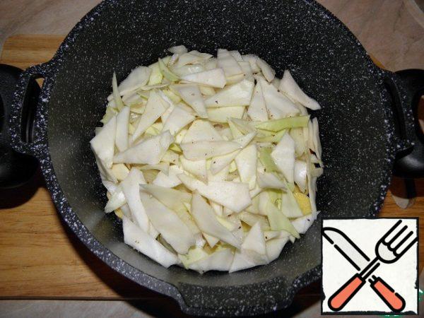 Put the cabbage (spices) on the onion.
