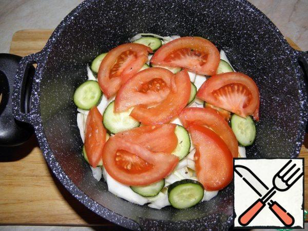 Next, spread on cucumbers tomatoes ( about spices, do not forget).