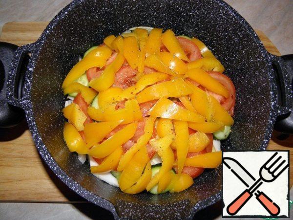 And finish with a layer of sweet pepper! (can be of different colors) Cover the pan with a lid, put on a small fire and simmer for 30-40 minutes, shaking occasionally.
