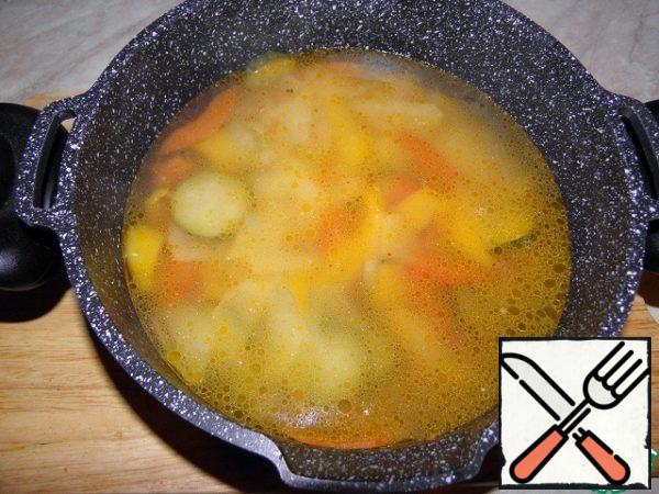Fill vegetables with boiling water (about 1l, so that the top was completely covered, 3-5cm.) Bring to a boil, and cook for 6-10 minutes, then turn off.