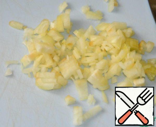 Finely chop the onion.
