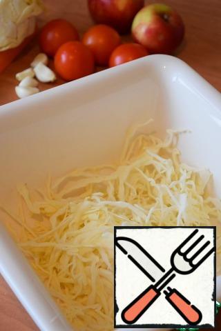 Thinly chop the cabbage. Season with salt and lightly mash with your hands.