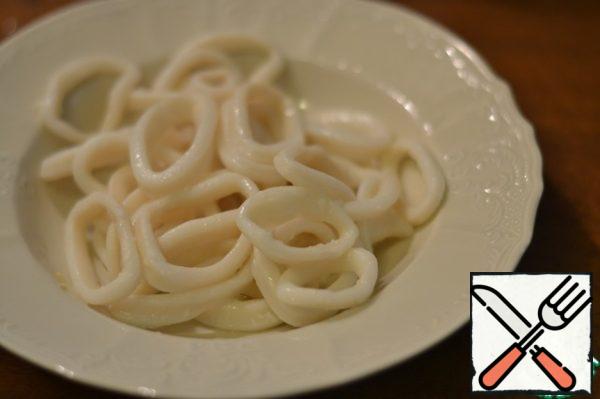 Boiled squid cut into circles and fry in butter for 3 minutes.
