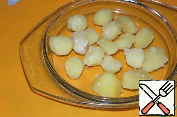 Peel potatoes, cut if necessary into pieces and put to cook. When the potatoes are ready, it must be cooled.