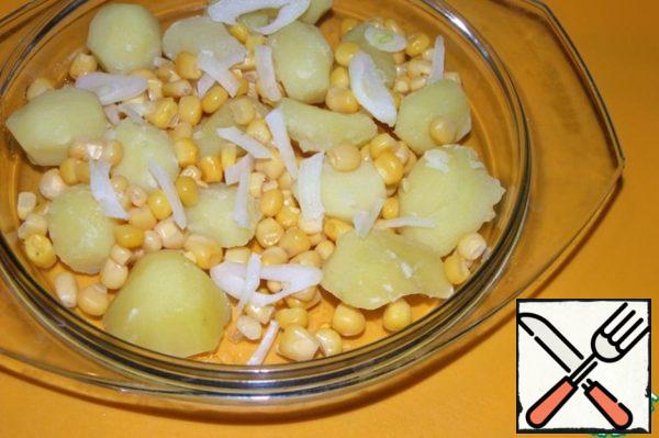 Add to it corn without liquid and thinly sliced onions.