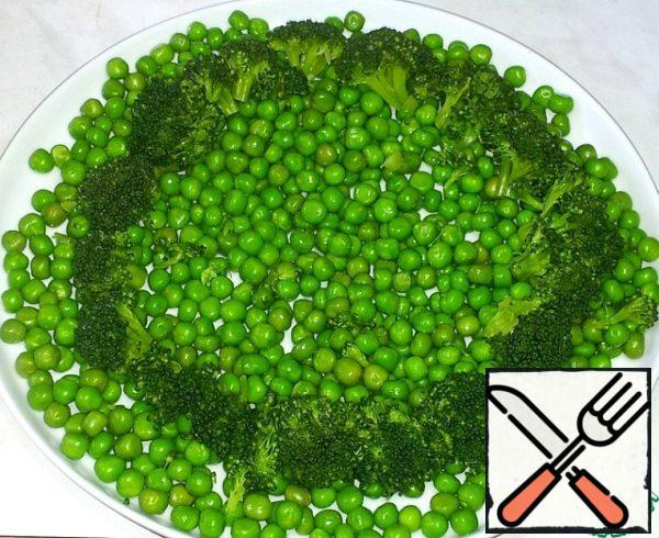 Frozen peas poured
in a bowl, poured hot water and
immediately poured.
Broccoli flooded
hot water, brought to a boil
and three minutes later drained the water.
Peas poured into a large plate,
leveled it. At the edges of the plate
peas spread out broccoli.