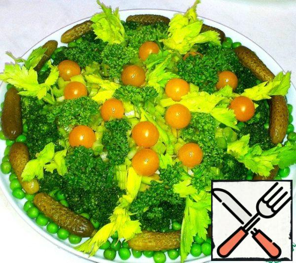Salad will appeal to all lovers
green peas, broccoli and greens.
Spicy dressing gives the salad a special
piquancy.
During lent salad will complement
any dish of potatoes, rice...
In nepolnye days a good salad with meat.