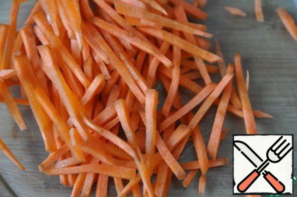 Carrots wash, peel and grate into thin strips.