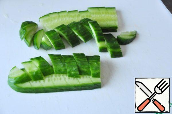 Next, cut each strip of cucumber diagonally into pieces about 1 cm long.