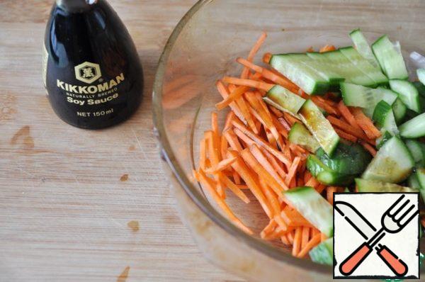 Mix cucumber and carrot, add salt, vinegar and soy sauce.
