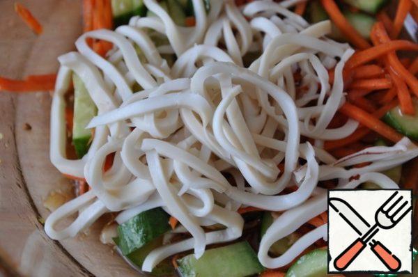 Peel the squid, put it in boiling water and cook for 1 minute. Put the squid in a colander, let it cool and, cut into thin strips, put it in a salad.
