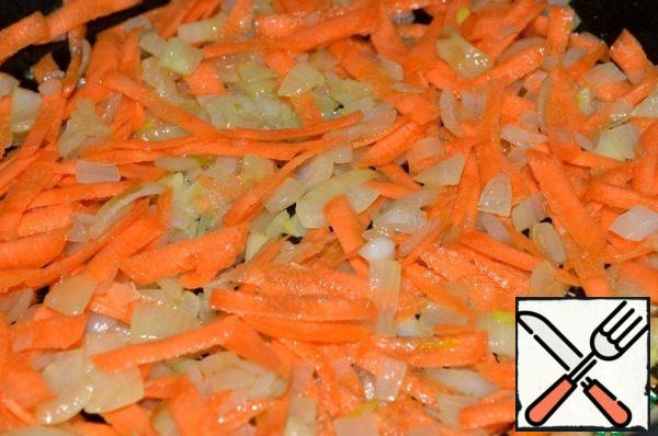 Peel onions and carrots.
Finely chop the onion and grate the carrots.
Fry in vegetable oil until Golden brown.