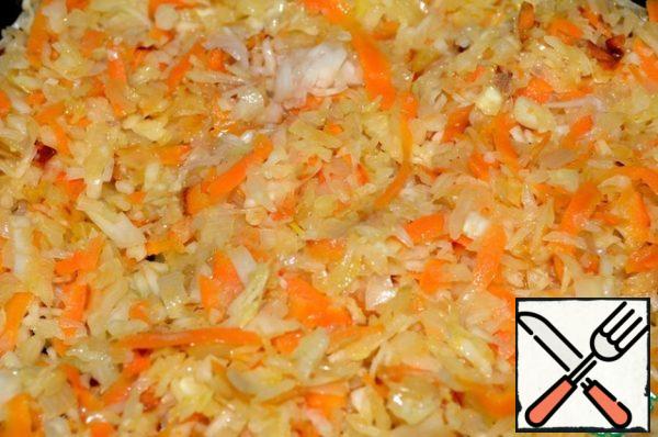 Grate fresh cabbage on a coarse grater, wash and chop with a knife. Add it to the onions and carrots and cook, stirring, for 5-7 minutes.
