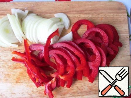 Onions cut into thin half-rings, sweet pepper-thin straw.
