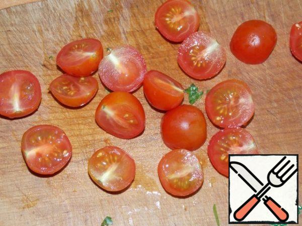 Cut cherry tomatoes in half.