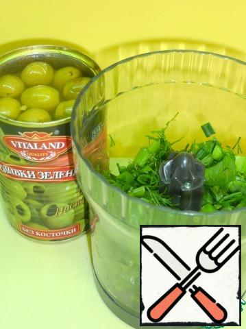 While cooking potatoes, prepare the sauce.
The white part of green onions to cut and postpone.
Garlic, parsley, dill, green onion chop.
In a blender mix the herbs with the garlic, mustard, vinegar and a little liquid from the olive, gradually pour in vegetable oil until sauce resembles thick cream.