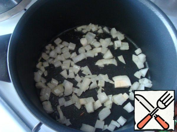 Pour the oil into a saucepan and spread the onion, fry to golden it.