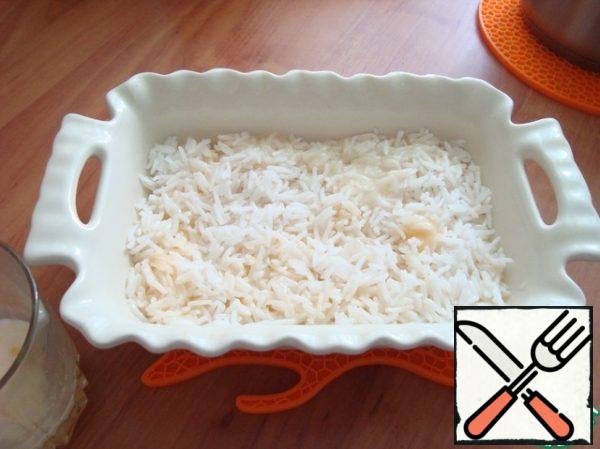 Put the rice in the bottom layer and soak it with egg and cream around the perimeter.
