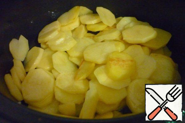 Peel potatoes, cut into round pieces and fry until Golden brown in a deep frying pan, level, turn off the fire.