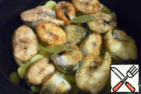Fry on high heat in a hot frying pan in vegetable oil of pike perch on both sides, quickly put on potatoes, put a bay leaf on top.
