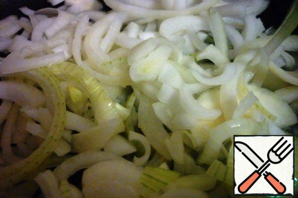 Peel the onion, cut into half rings and fry in vegetable oil.