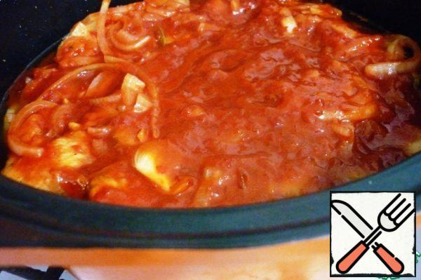 From tomato paste, sugar, salt, pepper and water to make tomato sauce, adjusting to your taste.
Pour the sauce into the onion and let it sit for 5 minutes.
Pour tomato zazharku on fish and potatoes-it should cover the fish.