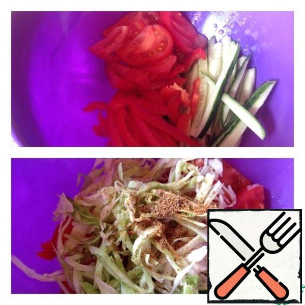 Cucumber and pepper cut into strips, tomato into thin half rings. Chop the young cabbage, add spices.

