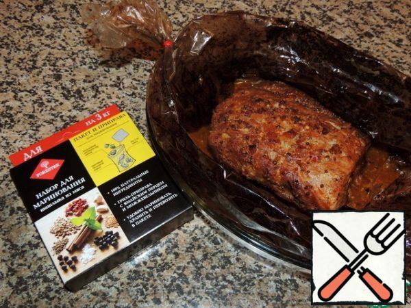 To make the package a few punctures and bake meat in the oven at 180 degrees for about a half hour. At the end of cooking, cut the package to form a crust.