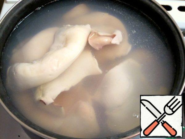 Wash the squid, peel off the films. Cook in boiling salted water for 3 minutes.
