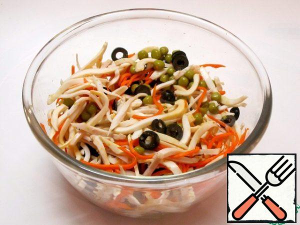Put squid, onion, Korean carrot, green peas in a large salad bowl and mix.