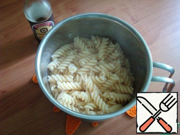 In parallel, boil the pasta of hard al dente varieties (per tooth). Put the pasta on the mussels, mix, cover with a lid and let it stand for a while so that the pasta absorbs the sauce.