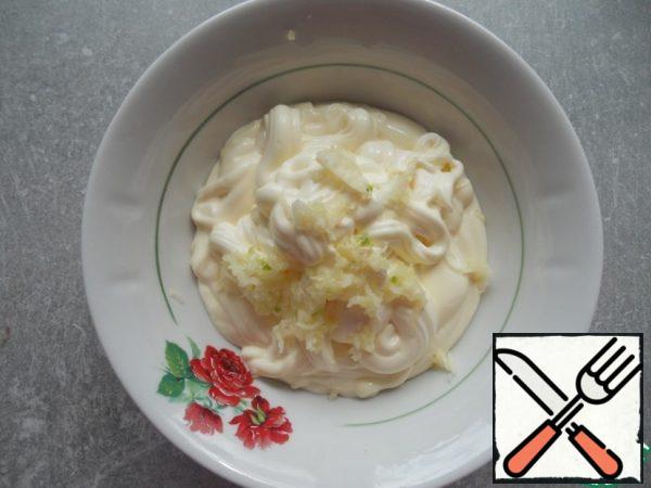 Pass the garlic through a press and combine with mayonnaise.
