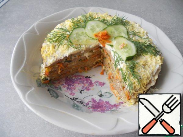 The top layer of grease with mayonnaise, decorate with grated egg and herbs.
What's the highlight? - ask you)) and the whole secret in the fresh cucumber, which is put between the layers. He brings a light touch to this rich dish, making it the most unforgettable taste))
Our liver cake is ready! Bon appetit!!!