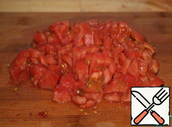 On tomatoes, make a cross-shaped incision, scald with boiling water, remove the skin. Cut.