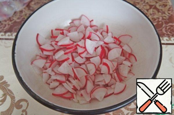 Wash and dry the vegetables thoroughly.
Radish cut into thin slices-quarters and put in a deep bowl.