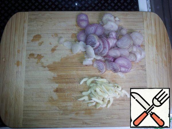 Prepare vegetables, peel onions, garlic, carrots, celery. Shallots and garlic finely cut.