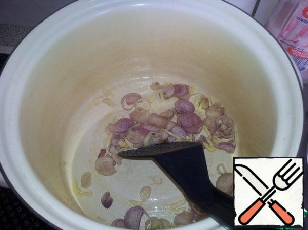 I always cook a large pot (5 l). In a saucepan heat 2 tbsp. of Rast. oil and put the chopped shallots and garlic. Lightly fry until the vegetables become as if transparent.