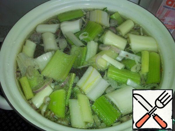 When your broth boils, reduce the heat and leave to simmer. simmer for an hour and a half. The broth should cool down, then I filter it and pour it in portions for freezing, for soup - more, and for sauce - small.