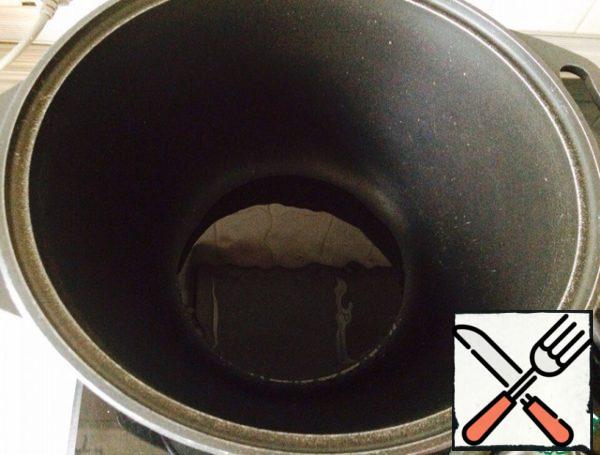 Now heat the vegetable oil in a saucepan with a thick bottom.

