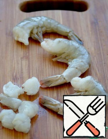 Shrimps defrosted, clean it, remove the intestine. Cut.