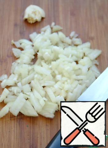 Cut onion. Garlic crush. Heat olive oil in a frying pan and fry garlic in it. Discard the garlic, add the onions, fry.