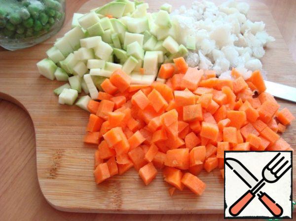 Cut the vegetables for the broth into small cubes.