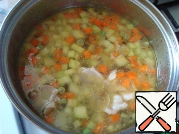 Bring the broth or water to a boil and spread the vegetables all at once.
IMPORTANT!
1. cook the broth more than we need, let it remain better than it is not enough
2. do not add salt
3. vegetable broth should stand on a small fire until the risotto is done
