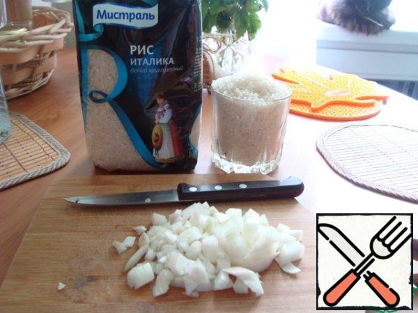 Cook on a saucepan 1 Cup of rice. You can take a normal round figure.
Onions finely cut.