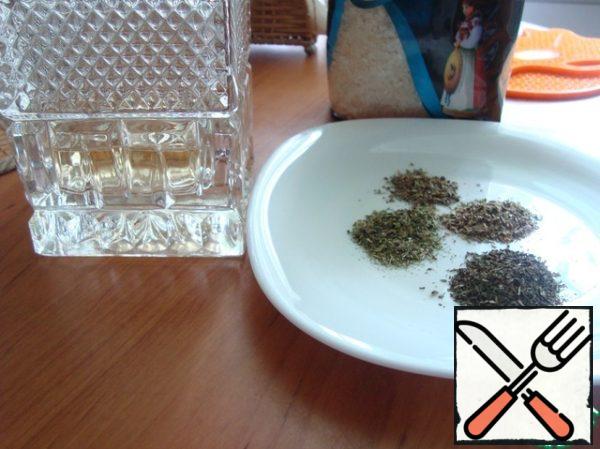 Add white and dry wine to the rice. Preparing spices. I took a teaspoon: oregano, mint, Basil, rosemary. You can take just a mixture of Italian herbs, it is freely sold in stores.